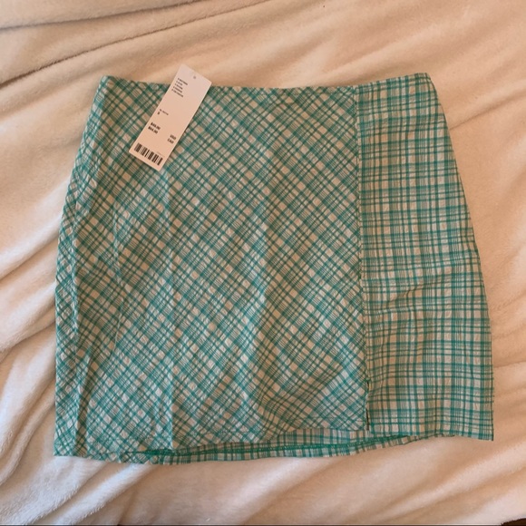 UO Krista Plaid Notched Mini Skirt NWT Urban outfitters - Picture 2 of 6